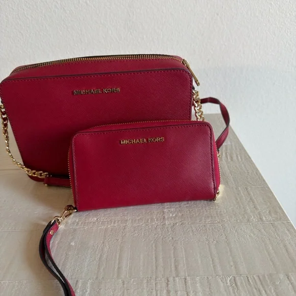 Michael Kors Burgundy Crossbody Bag with Gold Chain - Picture 4 of 5